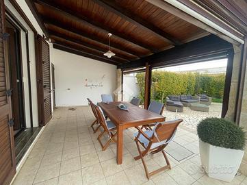 VILLA A SCHIERA A TAVIANO