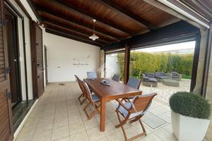 VILLA A SCHIERA A TAVIANO