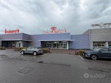Immobile in asta di 1819 m² con 3 locali a Azzano 