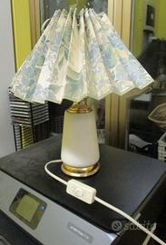 lampada da tavolo vintage in legno crema con detta