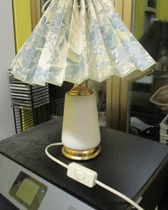 lampada da tavolo vintage in legno crema con detta
