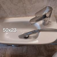 lavabo con rubinetto e doccetts