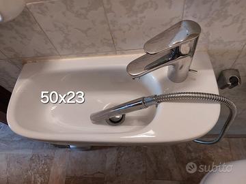 lavabo con rubinetto e doccetts