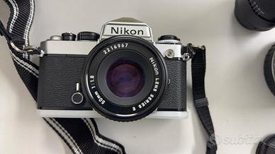 Macchina fotografica analogica Nikon FE 35 mm