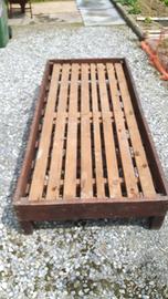 Vecchia base per divano o letto