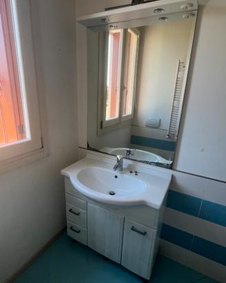 Set mobile lavabo e specchio con luce