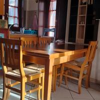 Tavolo allungabile di legno senza sedie