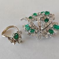 Spilla e anello in oro b.co con smeraldi-diamanti