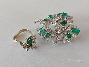 Spilla e anello in oro b.co con smeraldi-diamanti