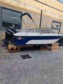 motoscafo con motore fuoribordo 