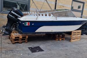 motoscafo con motore fuoribordo 