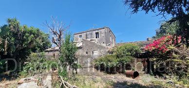 Antico casale con terreno a Carrubba di Giarre