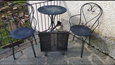 Tavolo e sedie più paracamino in ferro battuto