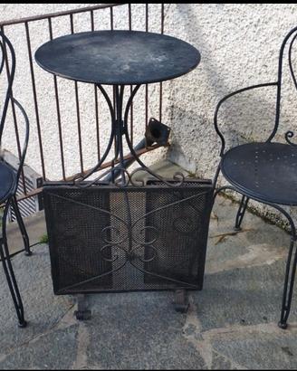 Tavolo e sedie più paracamino in ferro battuto