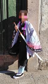 cosplay Shinobu Demon Slayer con Katana e sandali