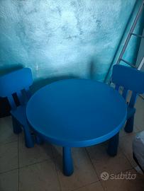 tavolo robusto  più due sedie