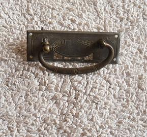 Antica maniglia con viti in ferro piastrina zincat