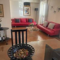 N. 2 divani rossi in pelle