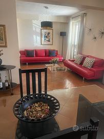 N. 2 divani rossi in pelle