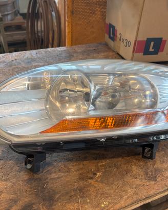 Faro sinistro ford kuga anno