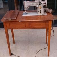Vecchia macchina da cucire singer con mobile