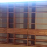 libreria in noce massello con ripiani cassetti led