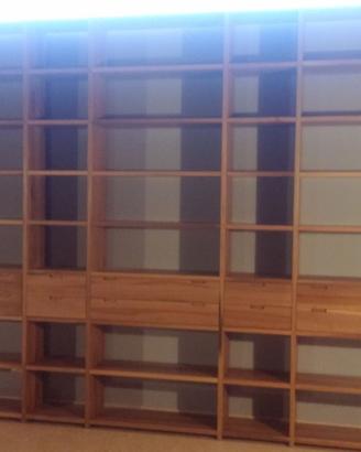 libreria in noce massello con ripiani cassetti led