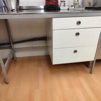 due tavoli da lavoro in acciaio