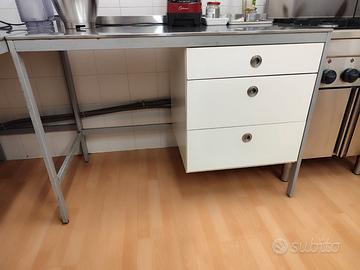 due tavoli da lavoro in acciaio