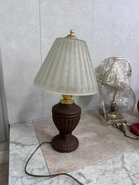 Lampada marrone con paralume bianco