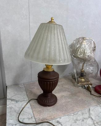 Lampada marrone con paralume bianco