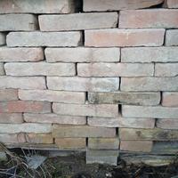 Mattoni vecchi e materiali di recupero