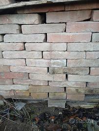 Mattoni vecchi e materiali di recupero