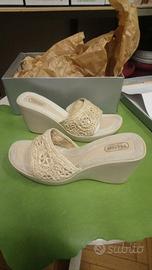 Ciabatte da donna in pelle beige, fascia in pizzo