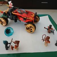 lego ninjago con auto del ninja rosso