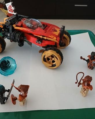 lego ninjago con auto del ninja rosso