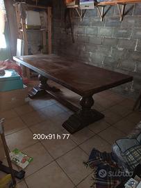 tavolo in legno massiccio 
