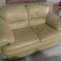 DIVANO IN ECOPELLE COLORE BEIGE CHIARO COME NUOVO