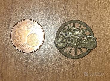 Cimelio motociclistico dimenticato Spilla d'epoca