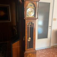 Orologio a pendolo a colonna