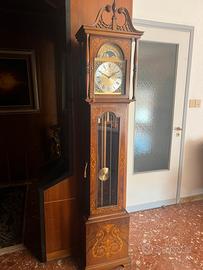 Orologio a pendolo a colonna