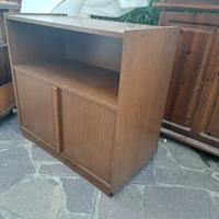 Mobile basso in legno con ante – stile vintage