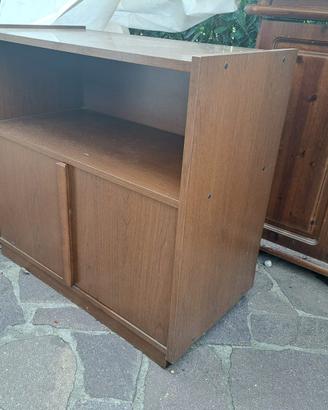 Mobile basso in legno con ante – stile vintage