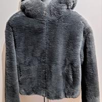 Giacca corta realizzata in eco pelliccia morbida d