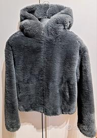 Giacca corta realizzata in eco pelliccia morbida d