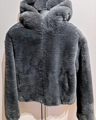 Giacca corta realizzata in eco pelliccia morbida d