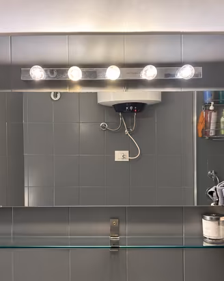 Set bagno IKEA: specchio, mensola e lampada