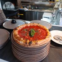 Pizzaiolo e cameriera di sala esperti per stagione