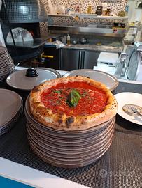 Pizzaiolo e cameriera di sala esperti per stagione