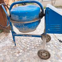 Piccola betoniera - impastatrice per cemento